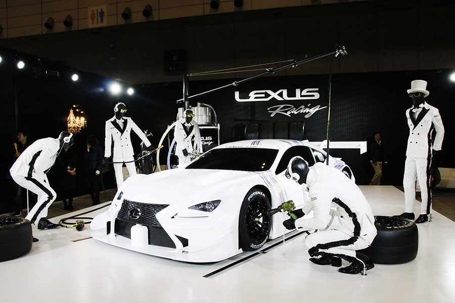 LEXUS x FASHION モノトーンのブースに繰り広げられたモータースポーツの美しい世界
