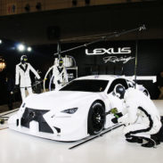 LEXUS x FASHION モノトーンのブースに繰り広げられたモータースポーツの美しい世界