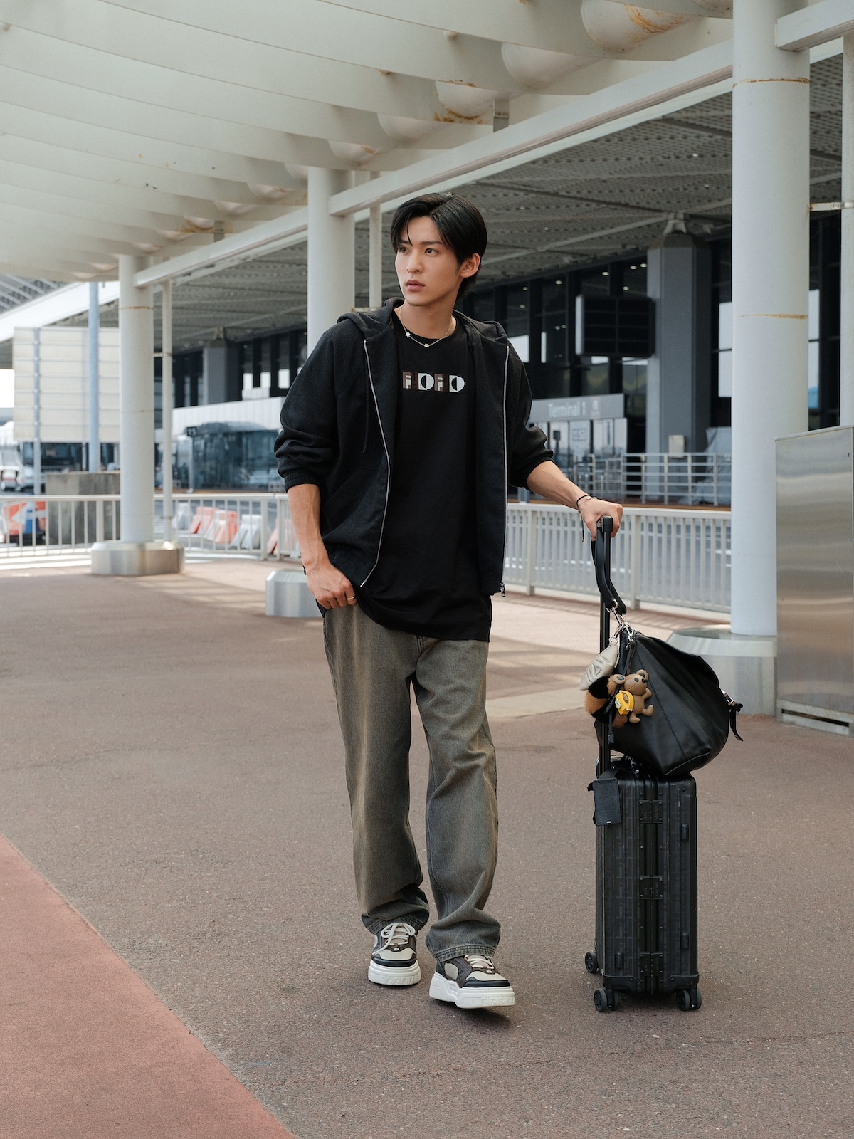 目黒蓮がミラノで開催されるショーに参加するためFENDIを纏って成田